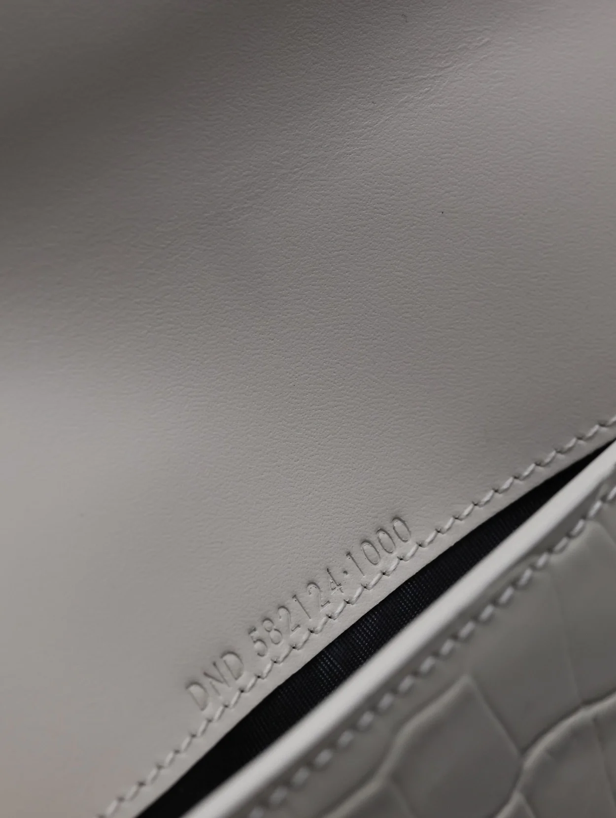 생로랑 그랑 드 뿌드르 크로커다일 업타운 화이트