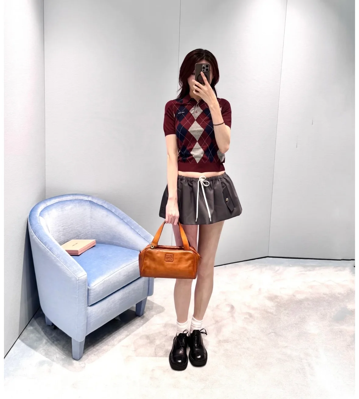 미우미우 25FW 레더 탑 핸들 5BB182