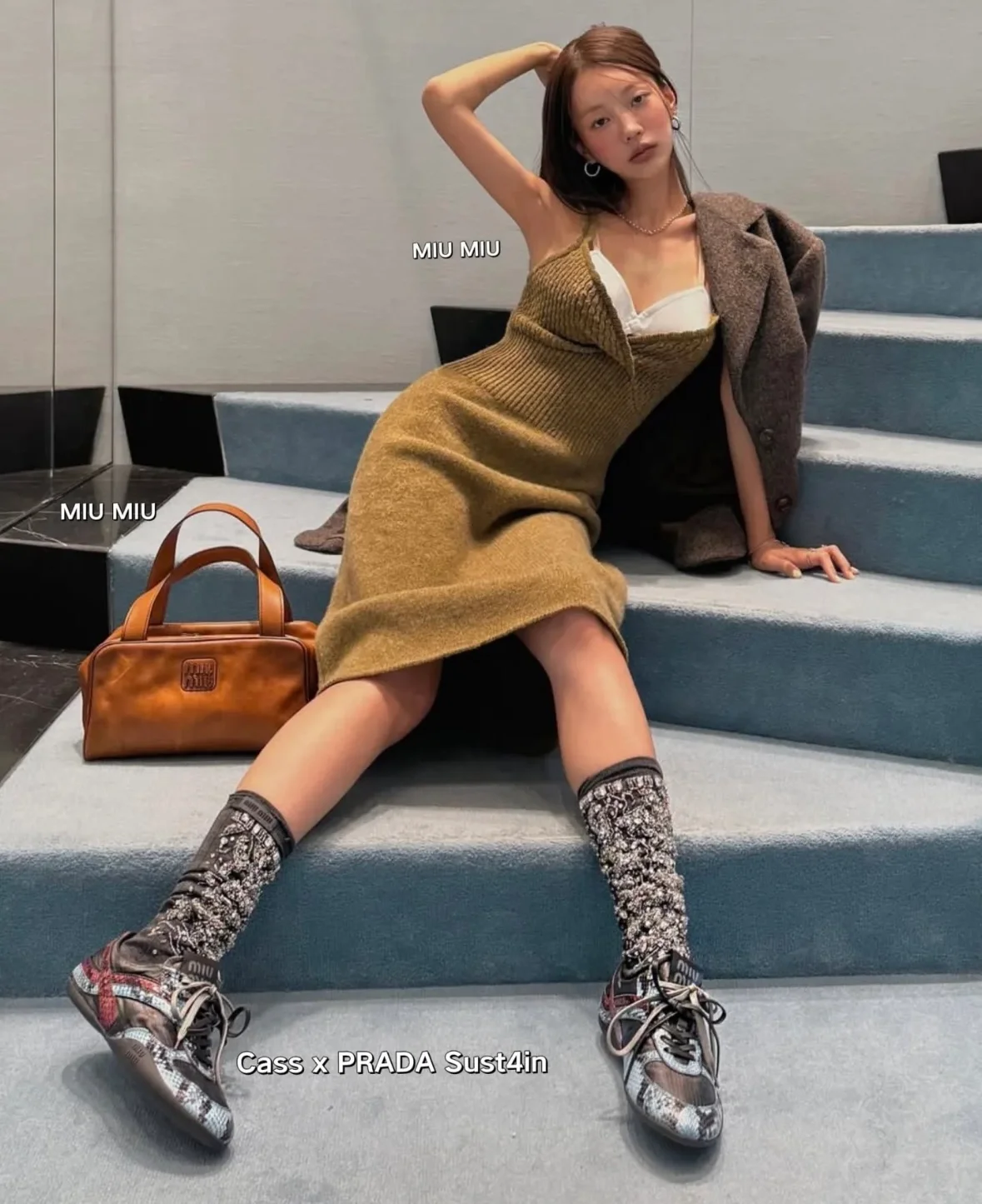 미우미우 25FW 레더 탑 핸들 5BB182