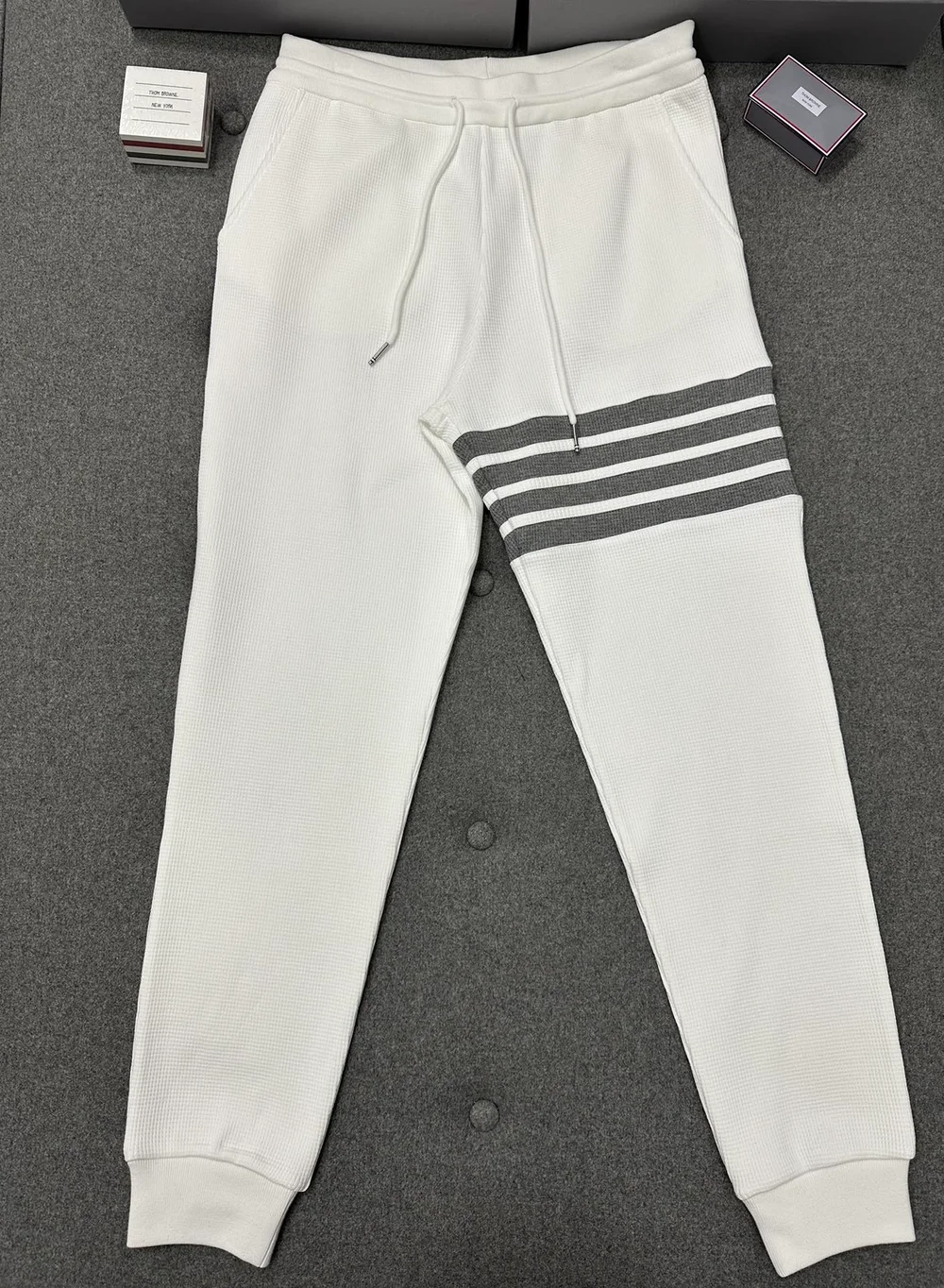 톰브라운 화이트 와플 스웨트 팬츠