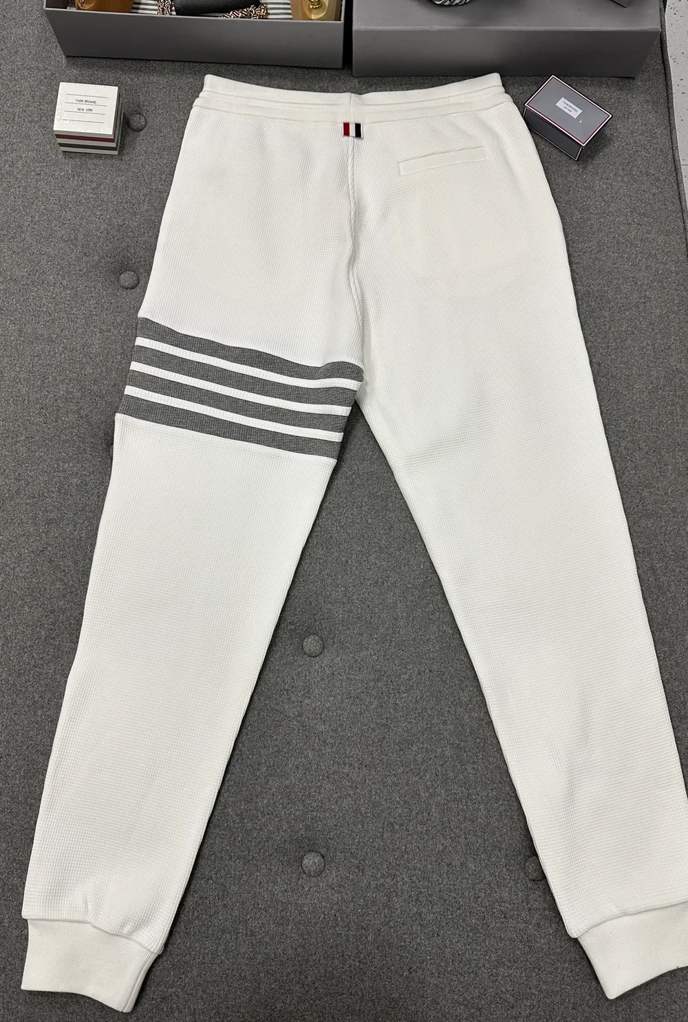 톰브라운 화이트 와플 스웨트 팬츠