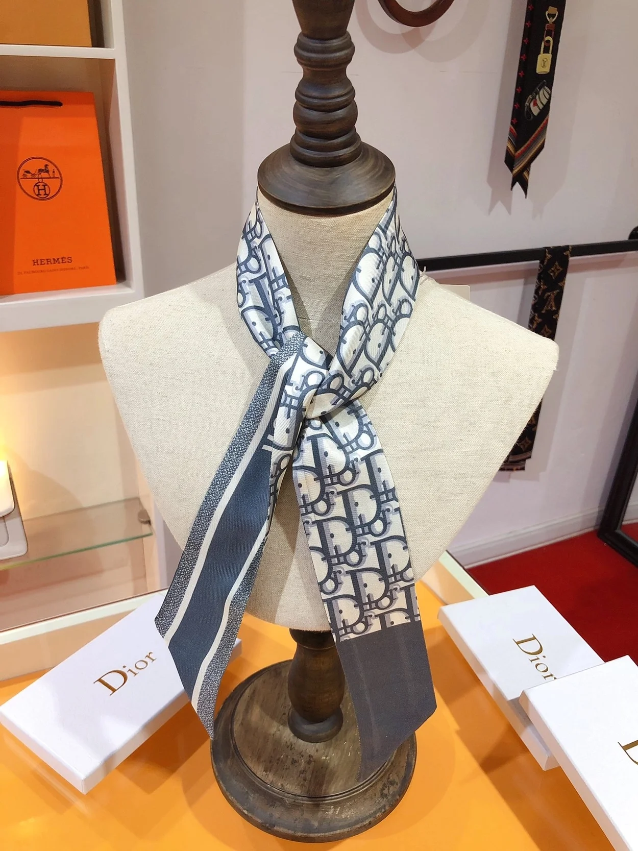 디올 오블리크 그레이 실크 트윌 미차 스카프