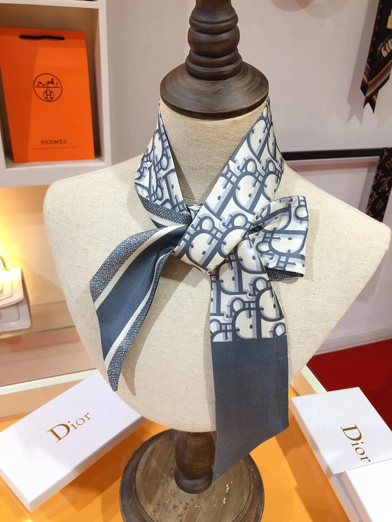 디올 오블리크 그레이 실크 트윌 미차 스카프