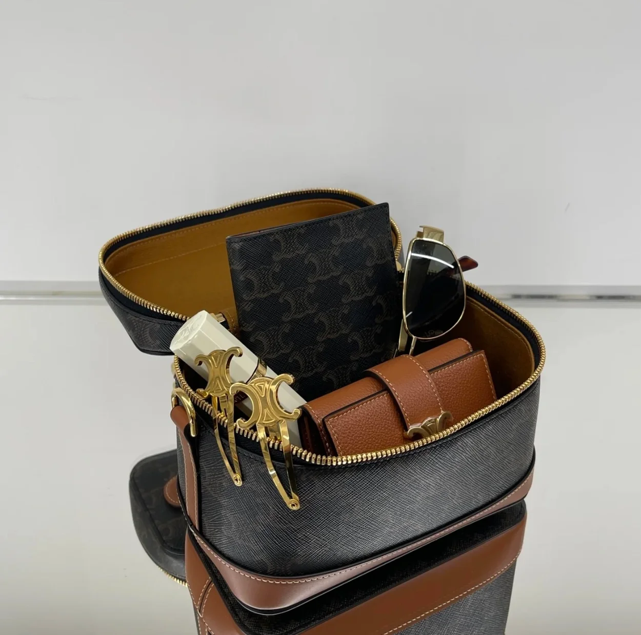 셀린느 25FW 트리옹프 카프스킨 베니티 숄더 119462