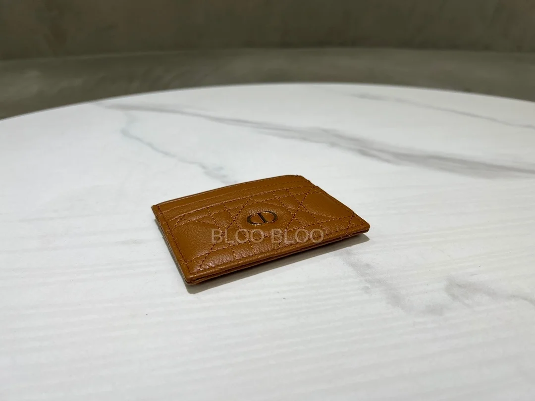 디올 카로 5-슬롯 카드 홀더 미디움 탄