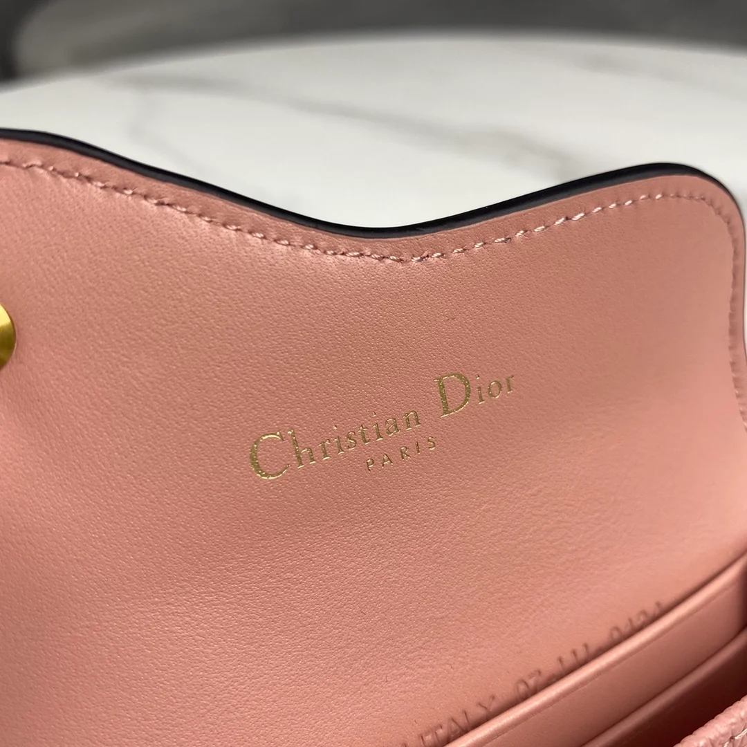 디올 새들 플랩 카드 지갑 핑크