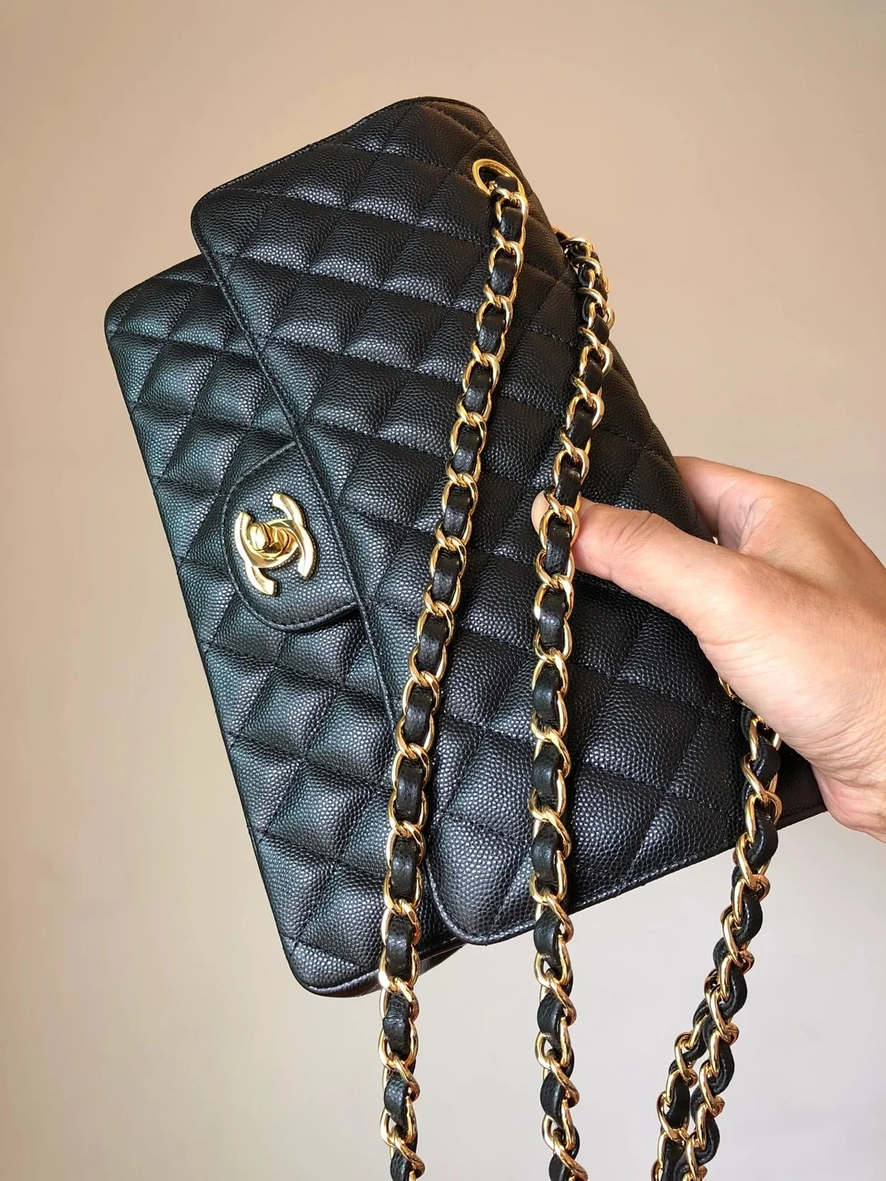 샤넬 클래식 미디움 캐비어 블랙 골드