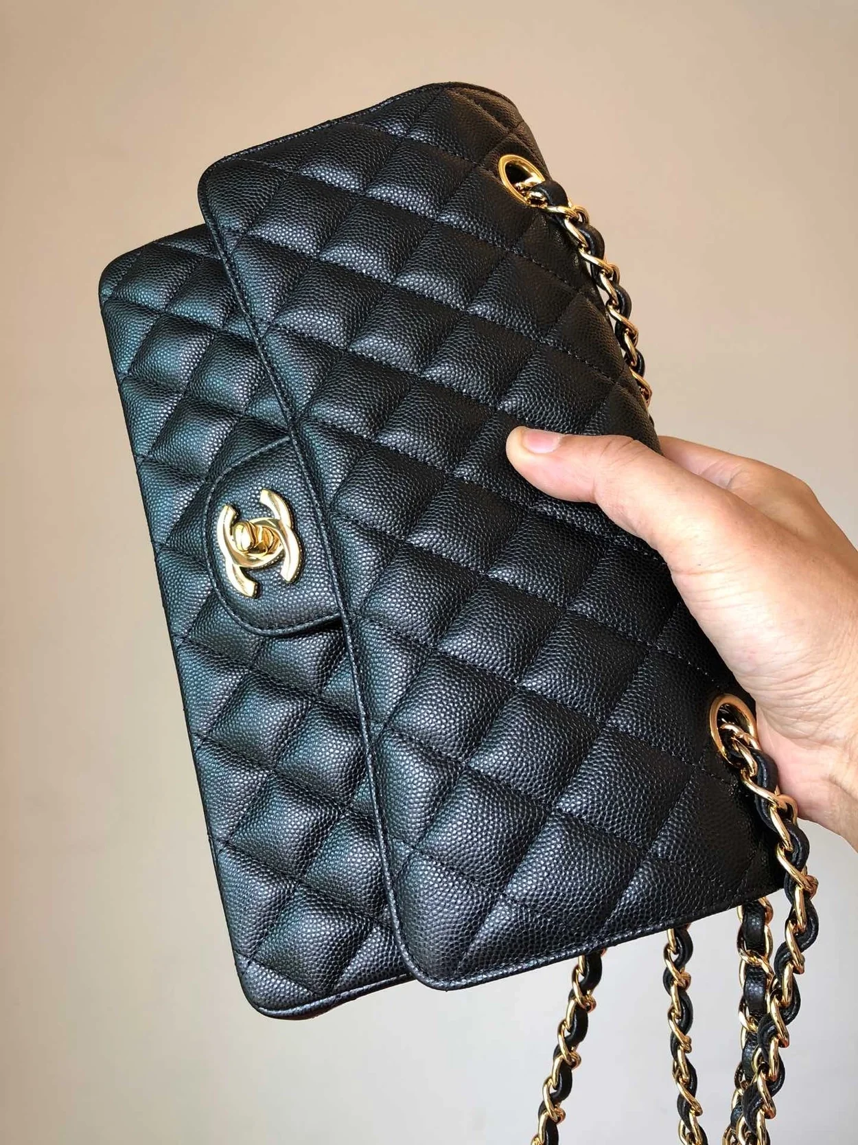 샤넬 클래식 미디움 캐비어 블랙 골드