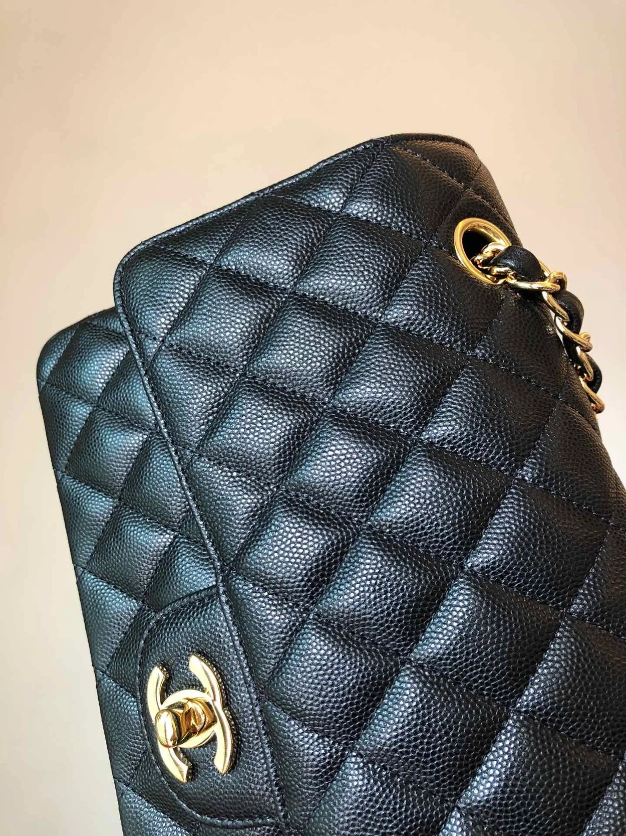 샤넬 클래식 미디움 캐비어 블랙 골드