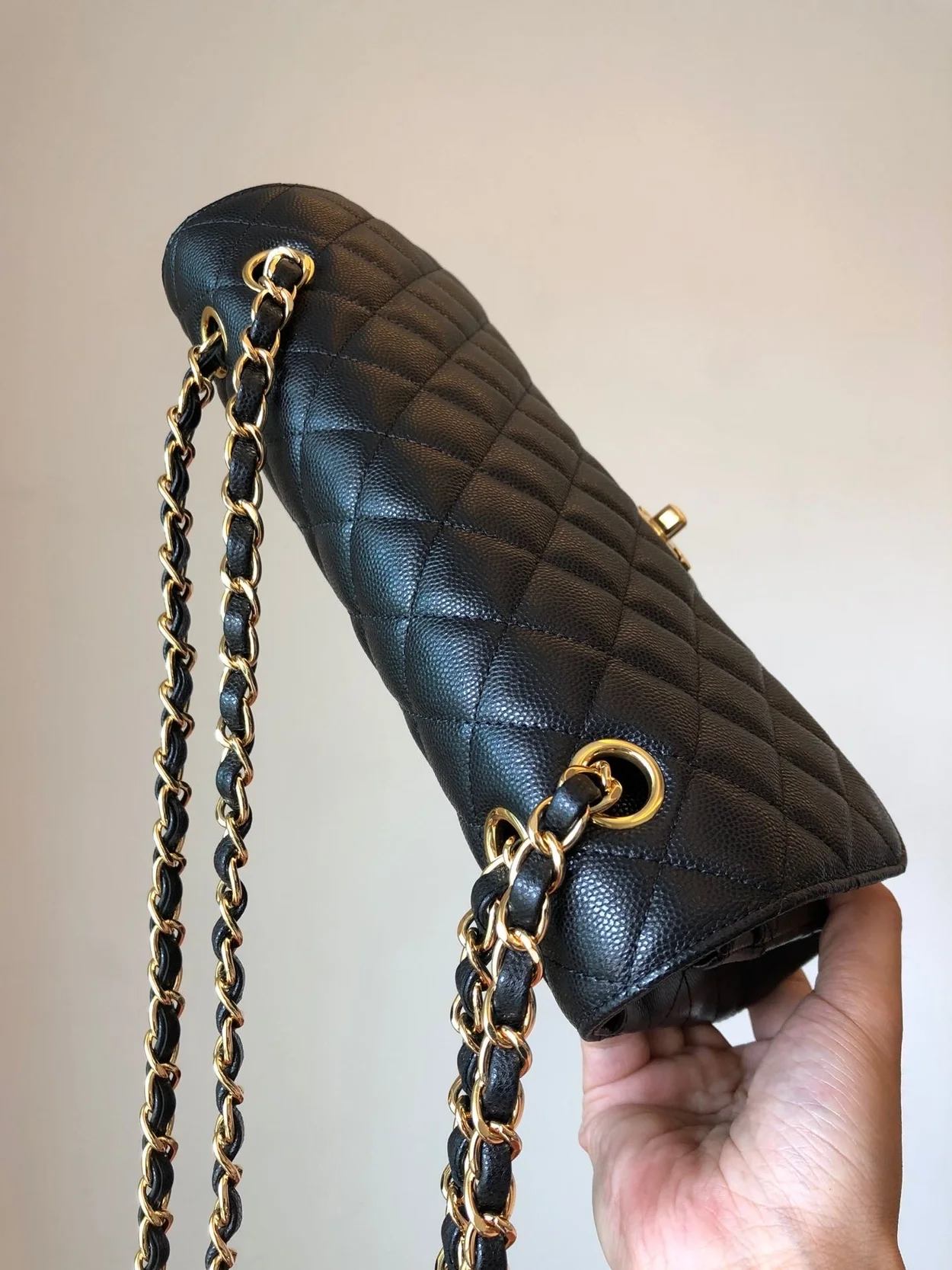 샤넬 클래식 미디움 캐비어 블랙 골드