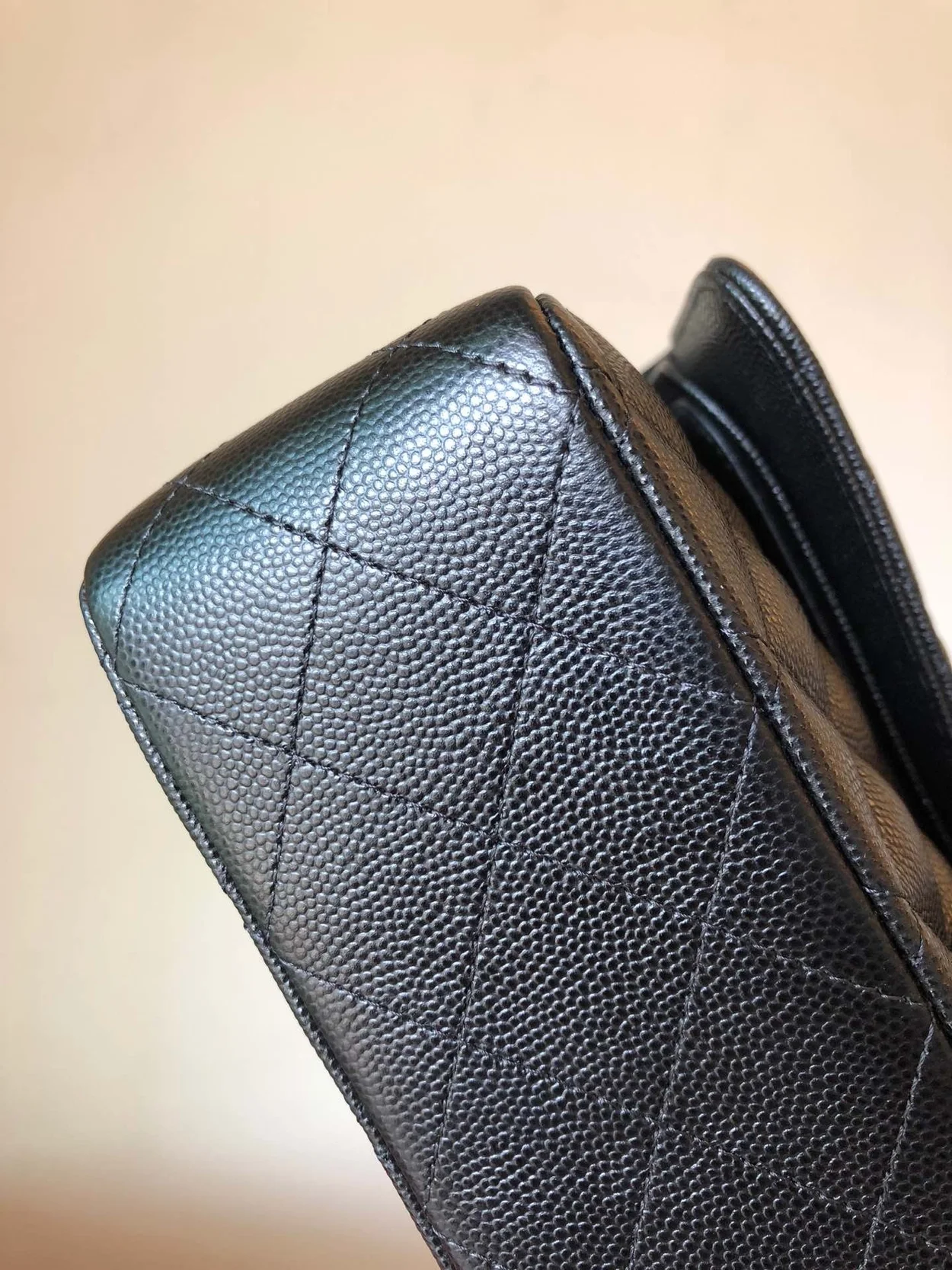 샤넬 클래식 미디움 캐비어 블랙 골드