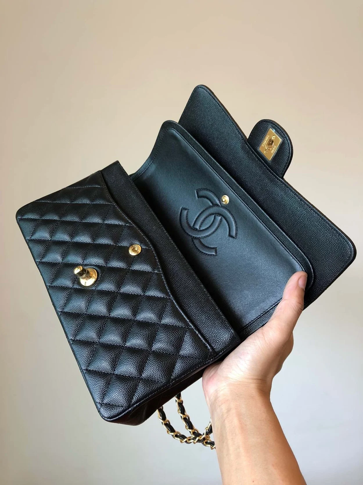 샤넬 클래식 미디움 캐비어 블랙 골드