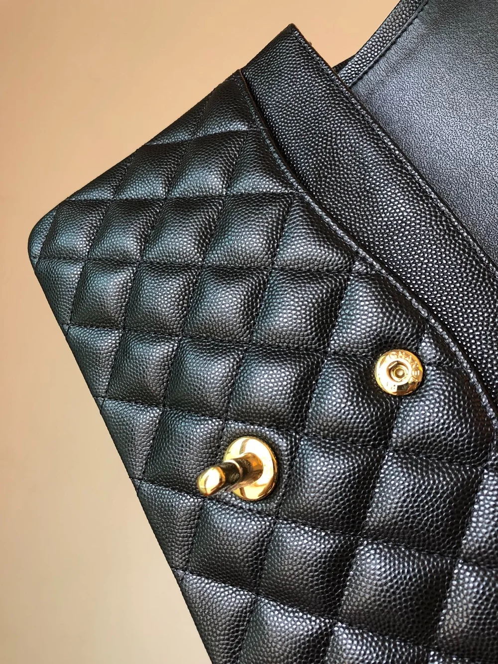 샤넬 클래식 미디움 캐비어 블랙 골드