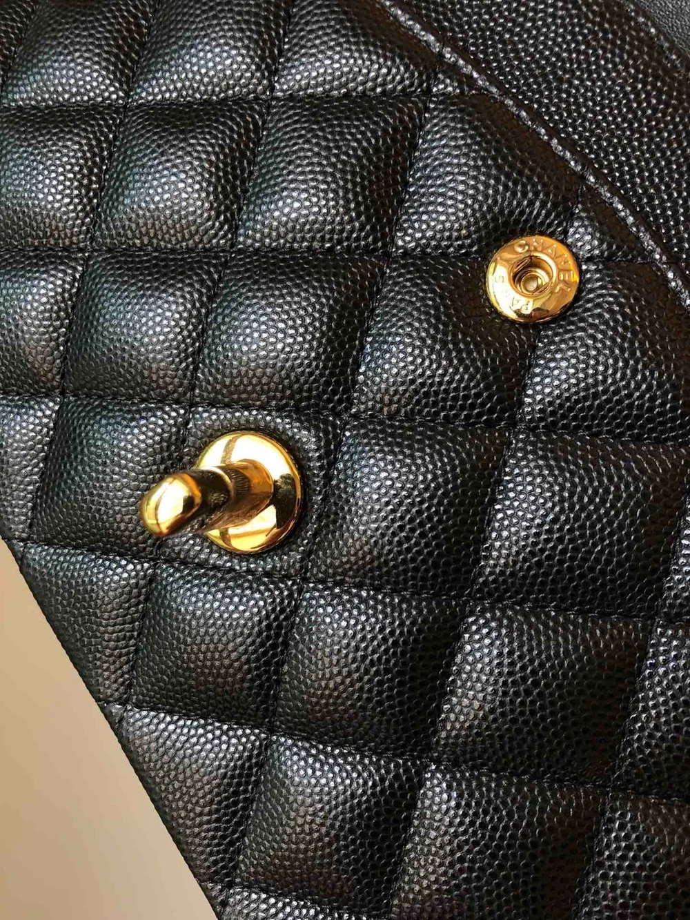 샤넬 클래식 미디움 캐비어 블랙 골드