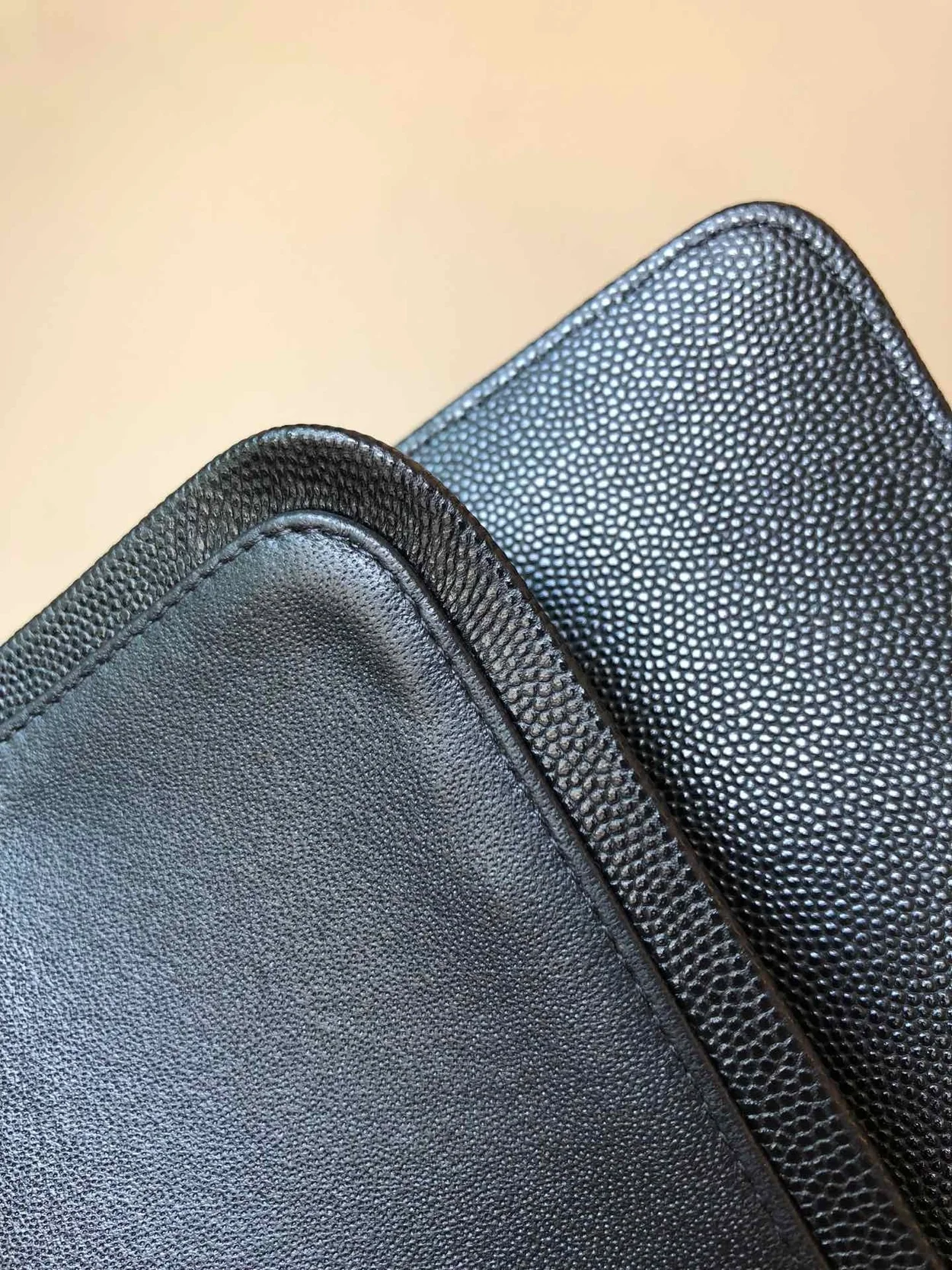 샤넬 클래식 미디움 캐비어 블랙 골드