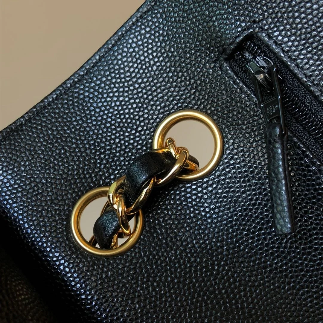 샤넬 클래식 미디움 캐비어 블랙 골드