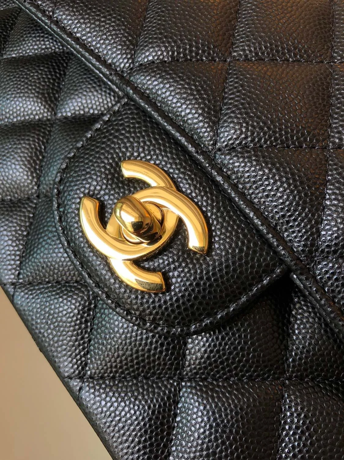 샤넬 클래식 미디움 캐비어 블랙 골드