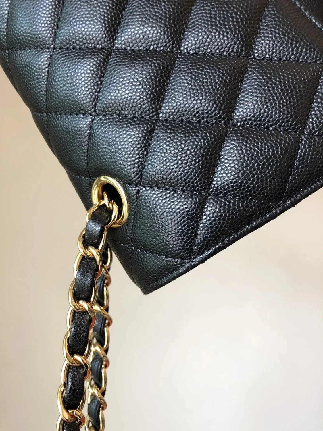 샤넬 클래식 미디움 캐비어 블랙 골드