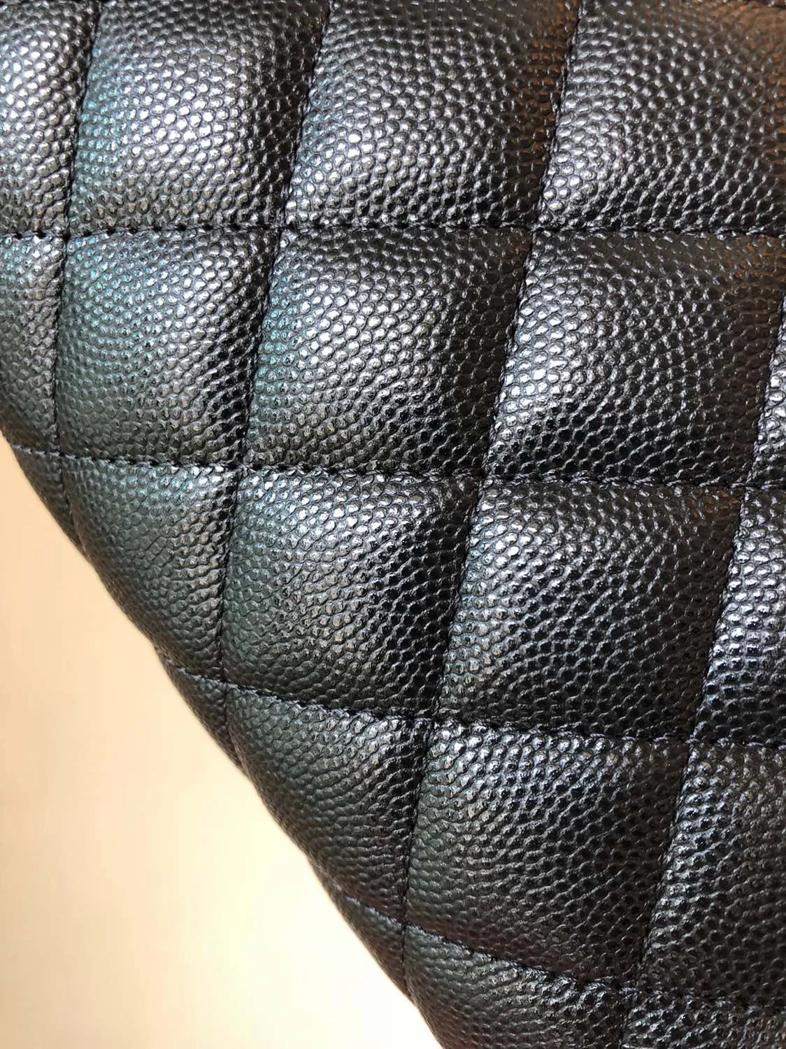 샤넬 클래식 미디움 캐비어 블랙 골드