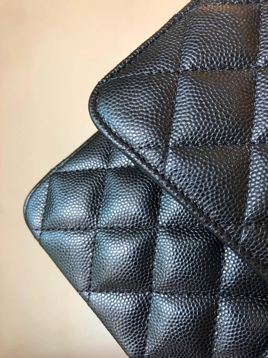 샤넬 클래식 미디움 캐비어 블랙 골드