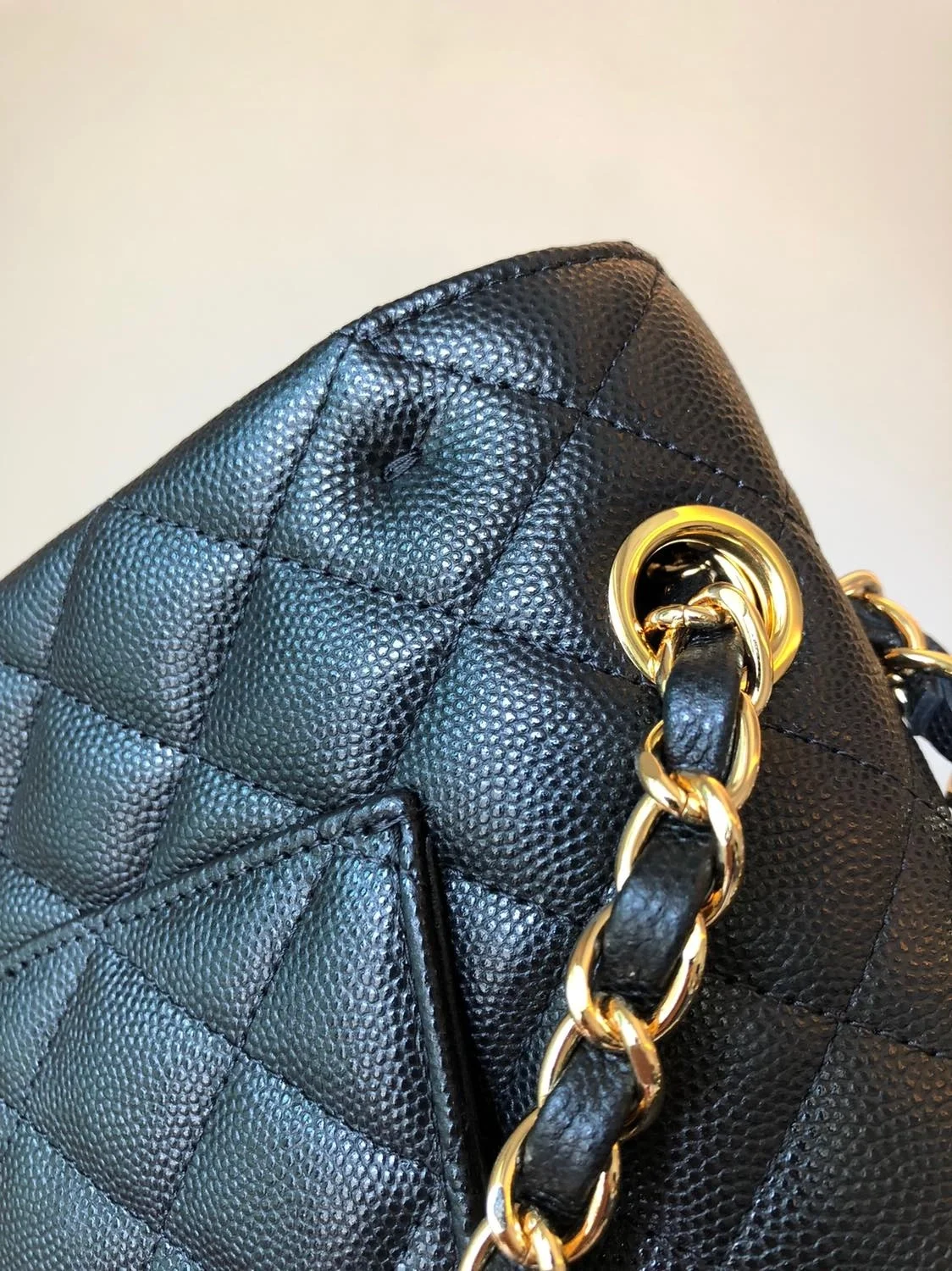 샤넬 클래식 미디움 캐비어 블랙 골드