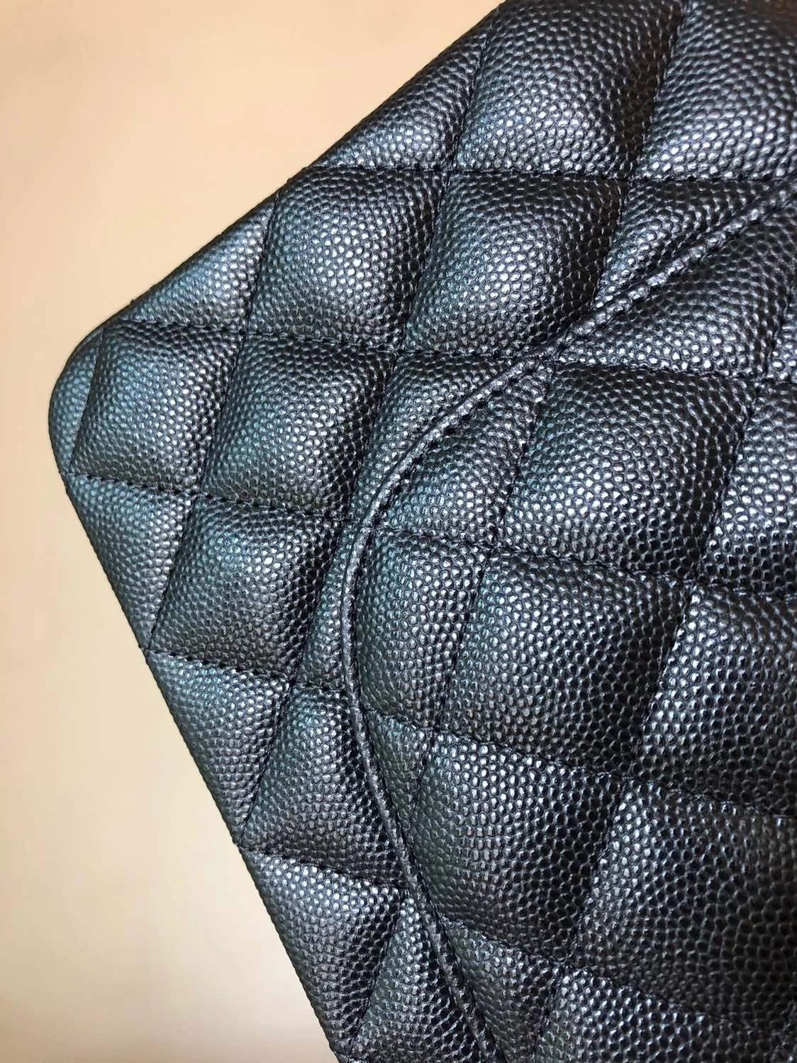 샤넬 클래식 미디움 캐비어 블랙 골드