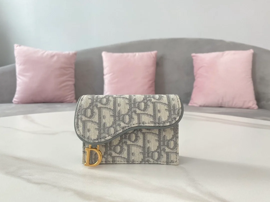 디올 새들 플랩 카드 지갑 그레이