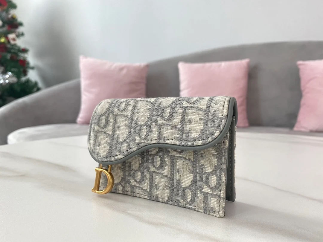 디올 새들 플랩 카드 지갑 그레이