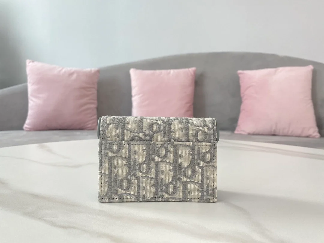 디올 새들 플랩 카드 지갑 그레이