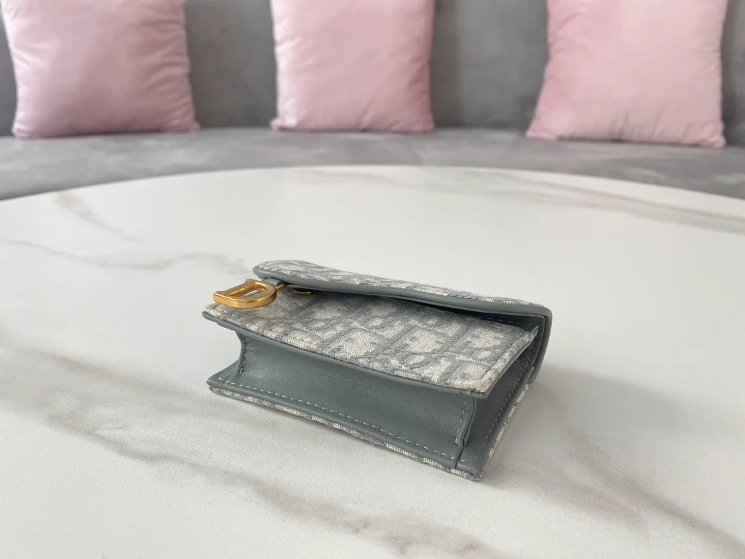 디올 새들 플랩 카드 지갑 그레이