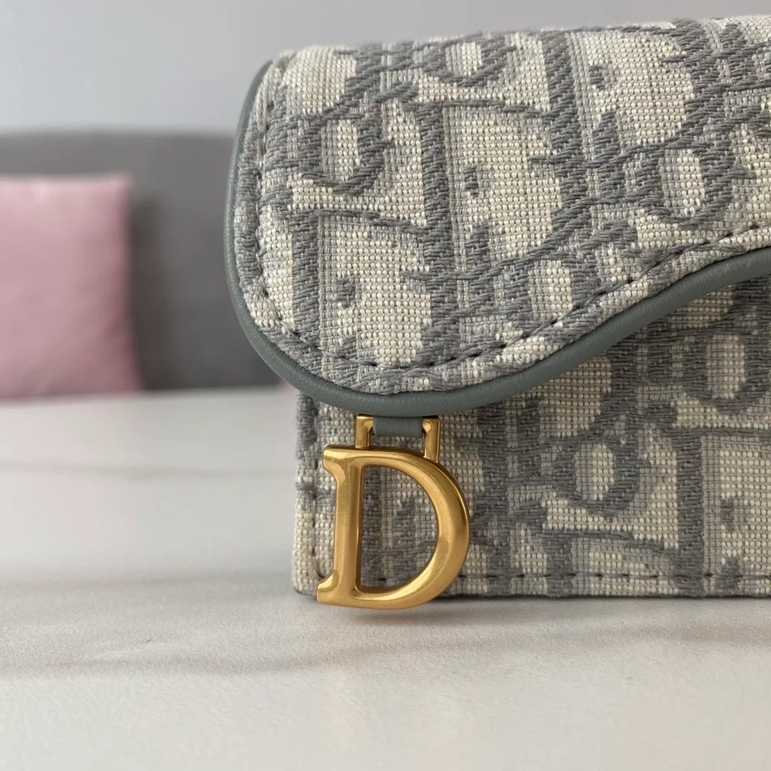 디올 새들 플랩 카드 지갑 그레이