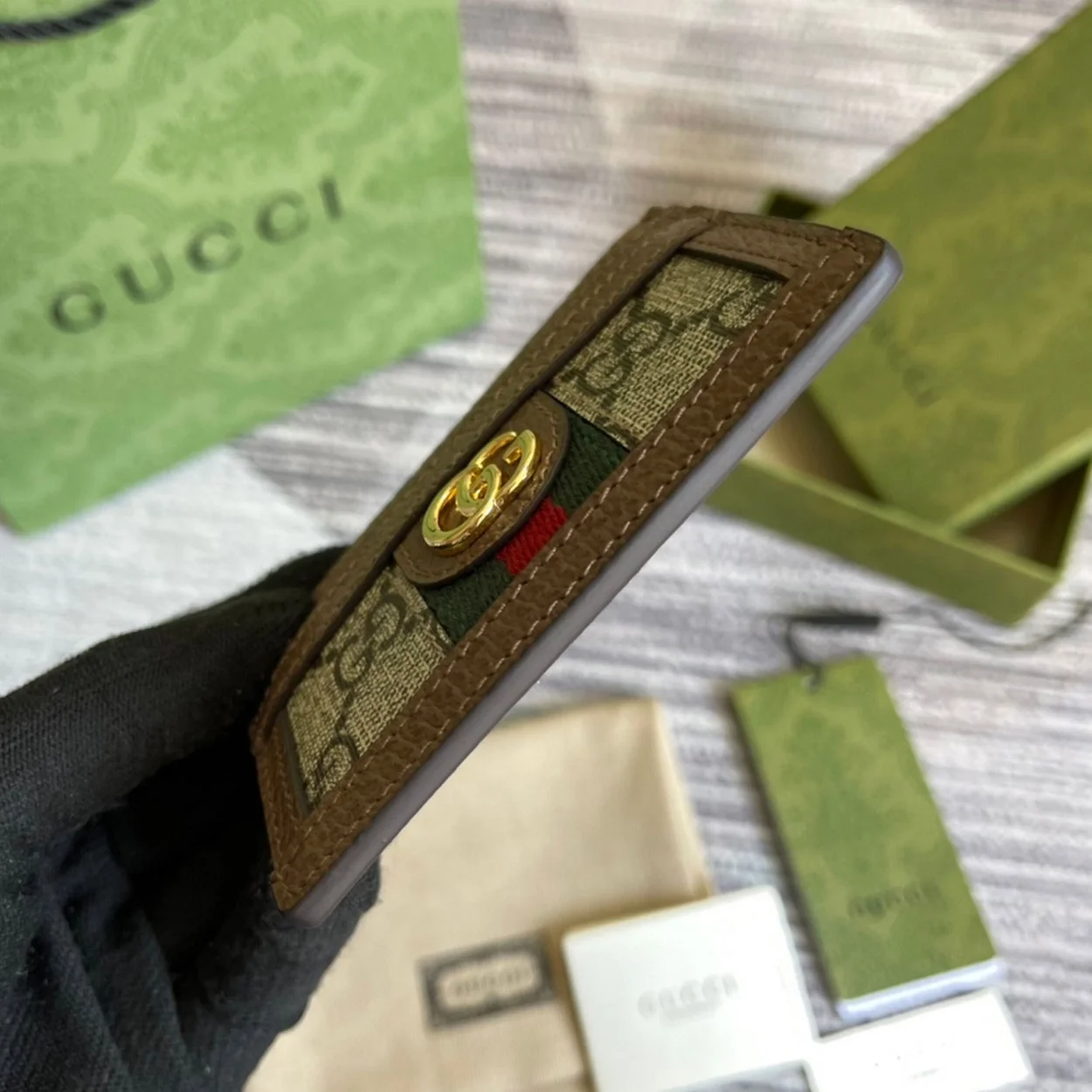 구찌 오피디아 GG 수프림 카드 지갑 베이지