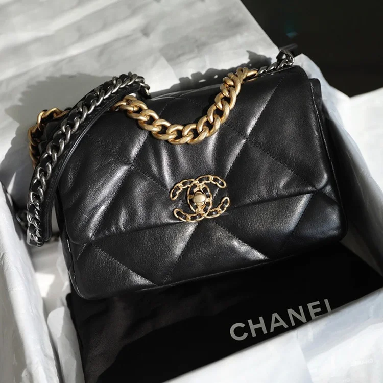 샤넬 19백 미디움 램스킨 블랙 골드