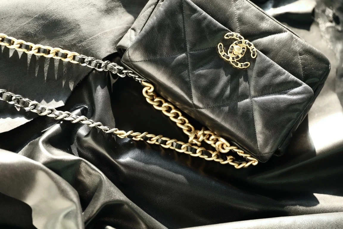 샤넬 19백 미디움 램스킨 블랙 골드