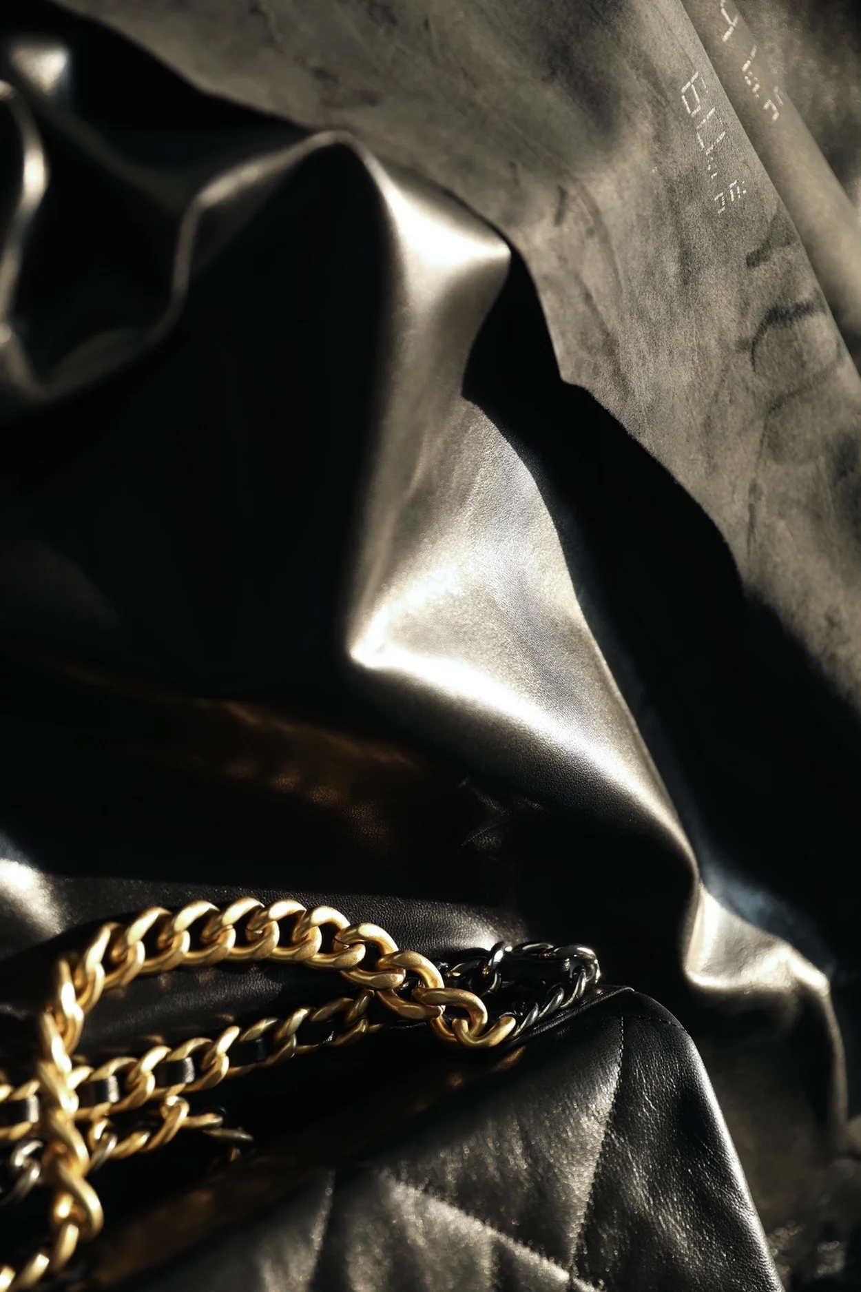 샤넬 19백 미디움 램스킨 블랙 골드