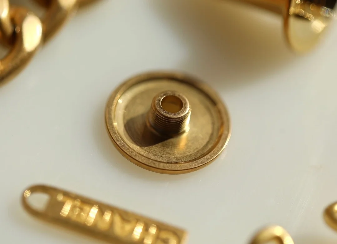 샤넬 19백 미디움 램스킨 블랙 골드