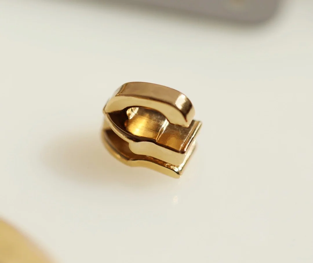 샤넬 19백 미디움 램스킨 블랙 골드