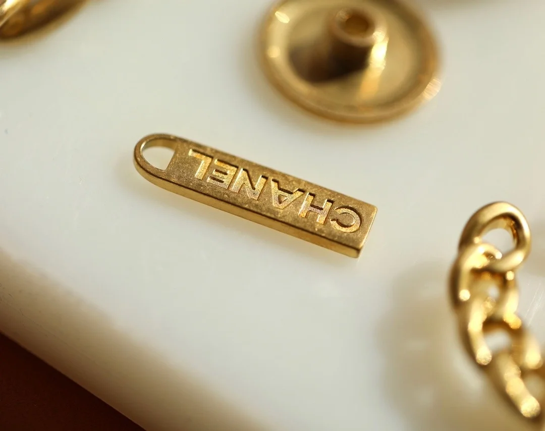 샤넬 19백 미디움 램스킨 블랙 골드