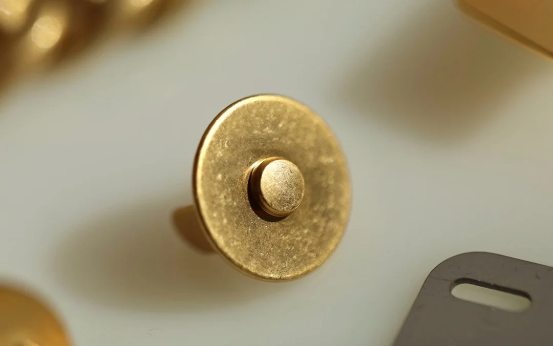 샤넬 19백 미디움 램스킨 블랙 골드