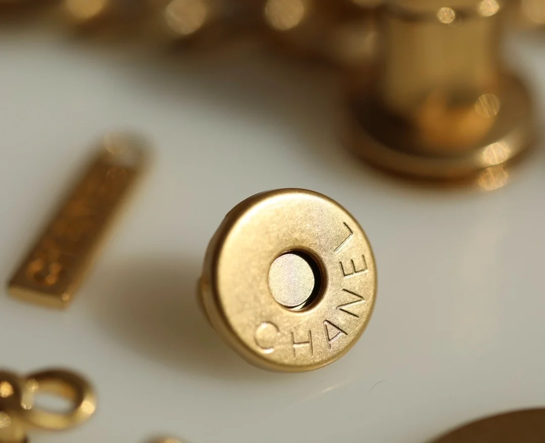 샤넬 19백 미디움 램스킨 블랙 골드