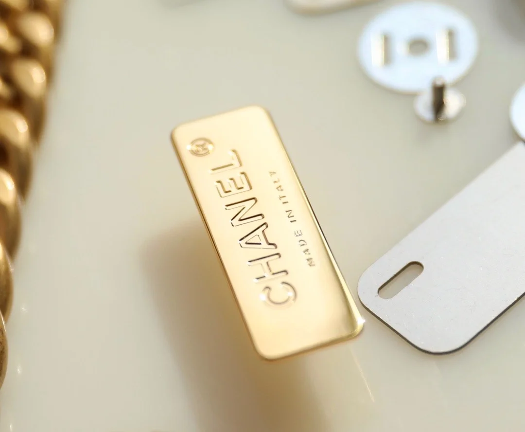 샤넬 19백 미디움 램스킨 블랙 골드