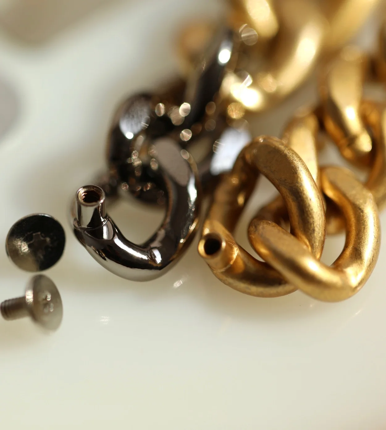 샤넬 19백 미디움 램스킨 블랙 골드