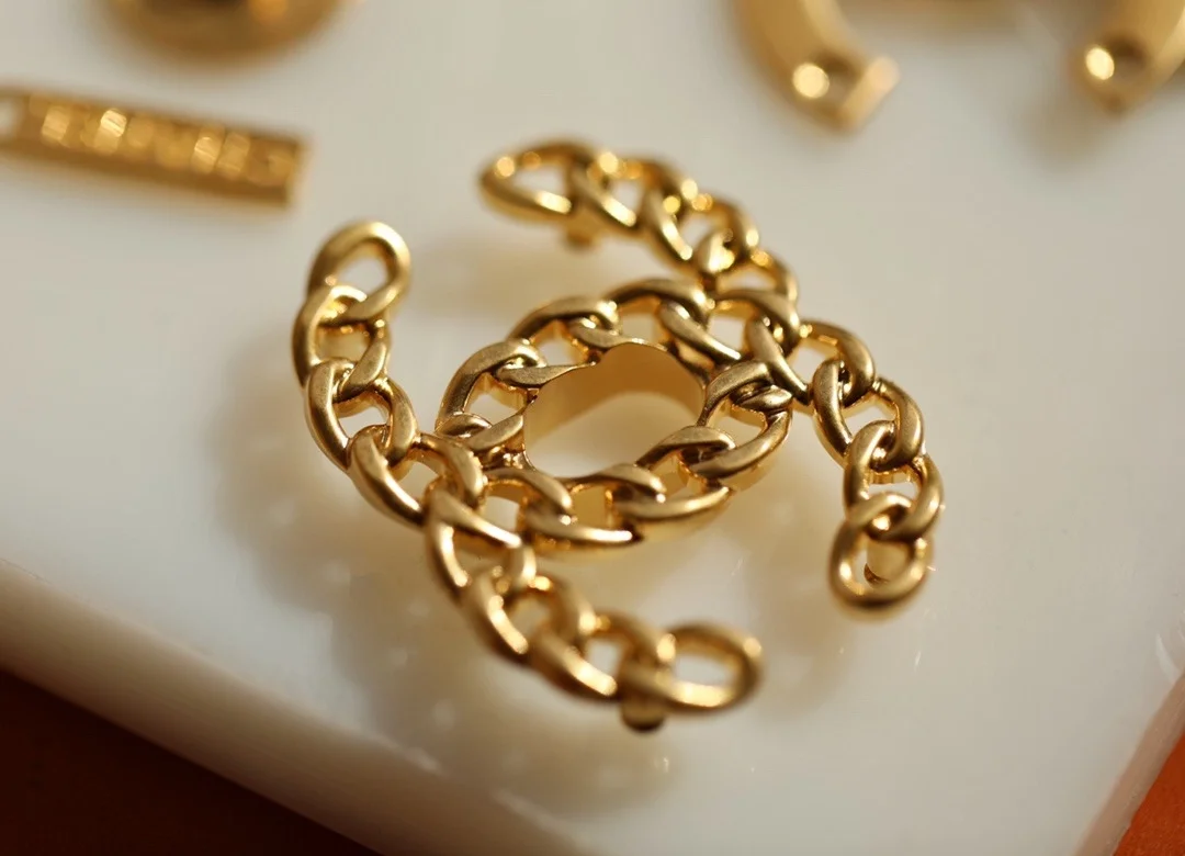 샤넬 19백 미디움 램스킨 블랙 골드