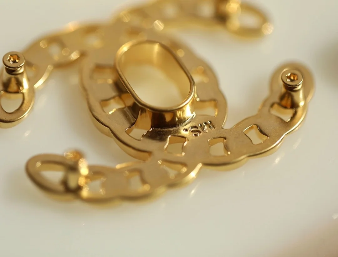 샤넬 19백 미디움 램스킨 블랙 골드