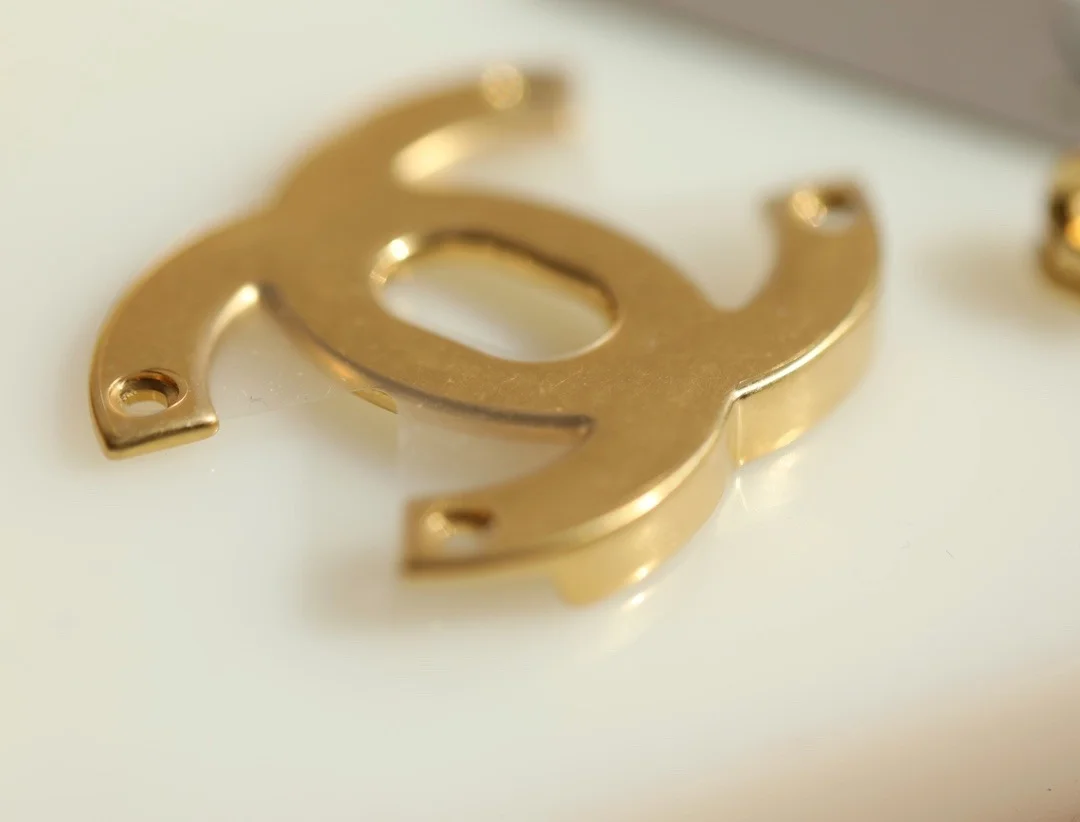 샤넬 19백 미디움 램스킨 블랙 골드