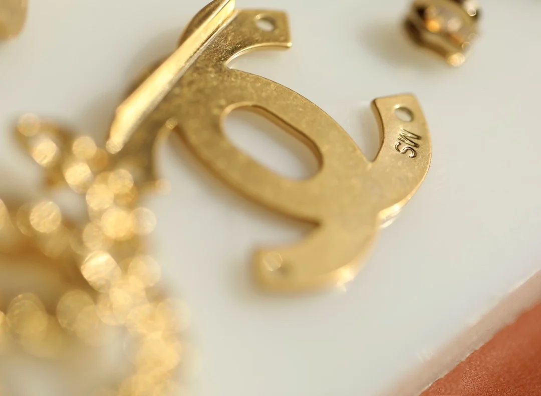 샤넬 19백 미디움 램스킨 블랙 골드