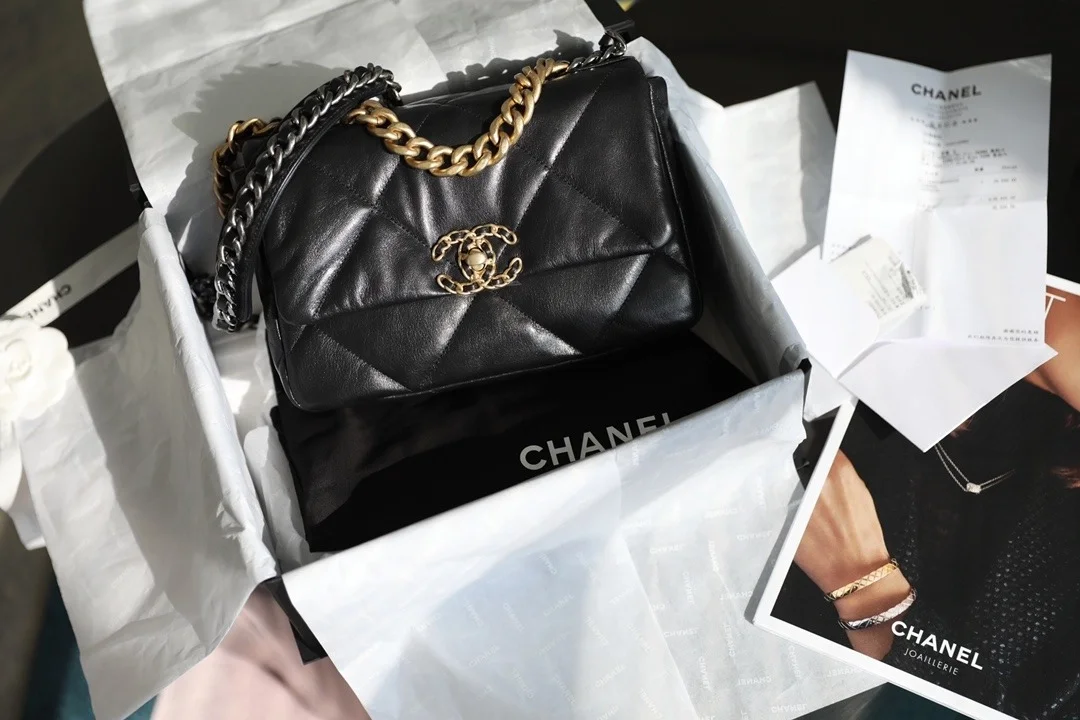 샤넬 19백 미디움 램스킨 블랙 골드