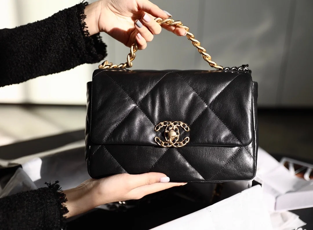 샤넬 19백 미디움 램스킨 블랙 골드