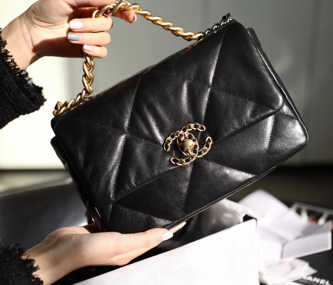 샤넬 19백 미디움 램스킨 블랙 골드