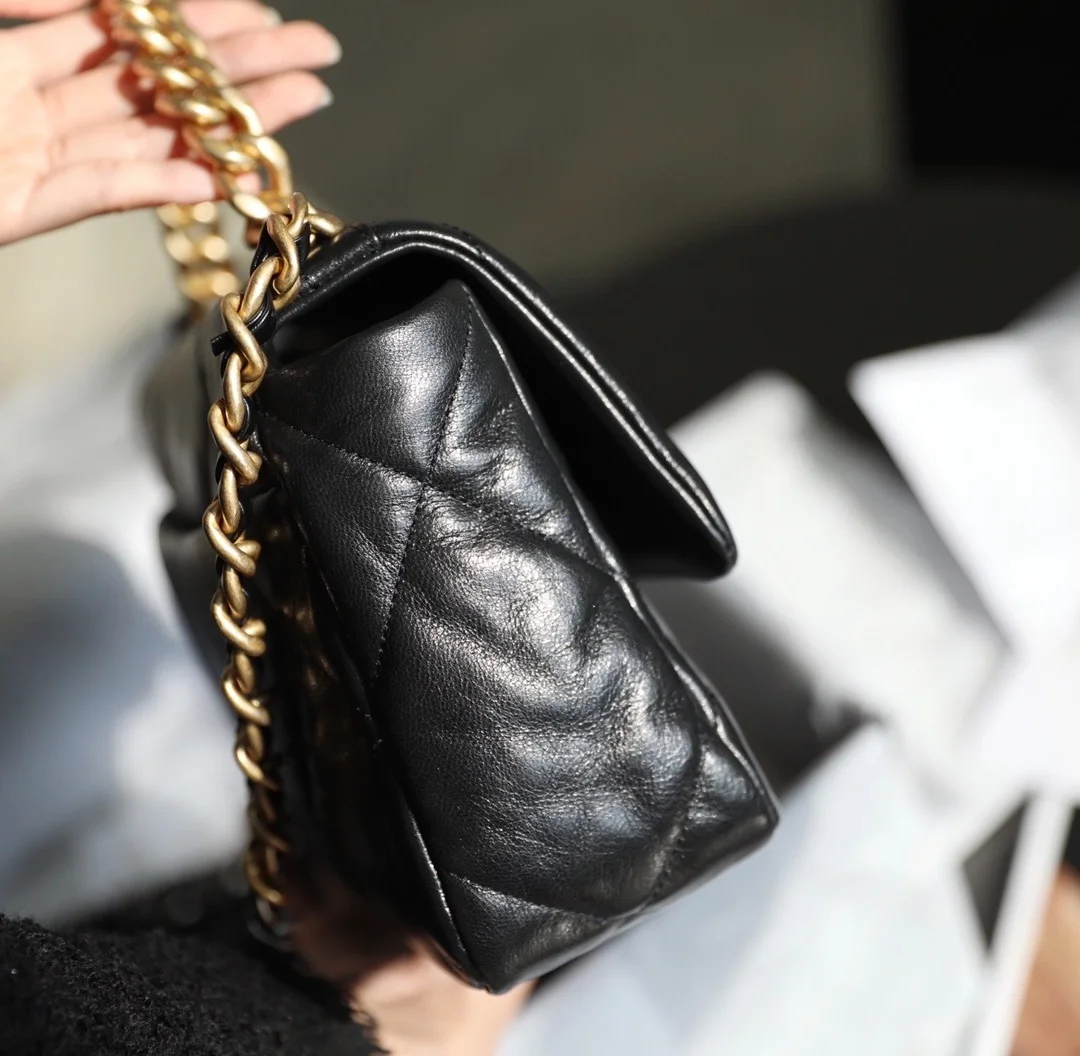 샤넬 19백 미디움 램스킨 블랙 골드